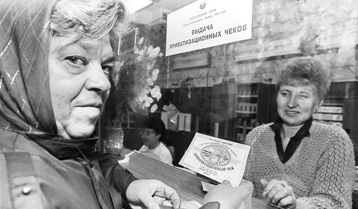 20 Aug 1992; Russia, Moscow. Privatization checks (vouchers) distribution at a Sberbank department. (Photo by Eddie Opp/Kommersant)