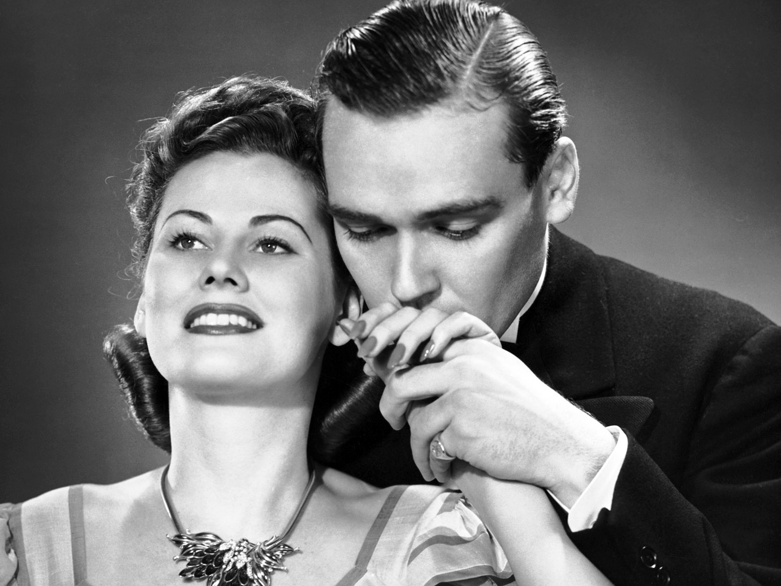 Идеальный возлюбленный. Ретро пара. Мужчина целует руку женщине. Мужчина и женщина 20 век. Мужчина и женщина.
